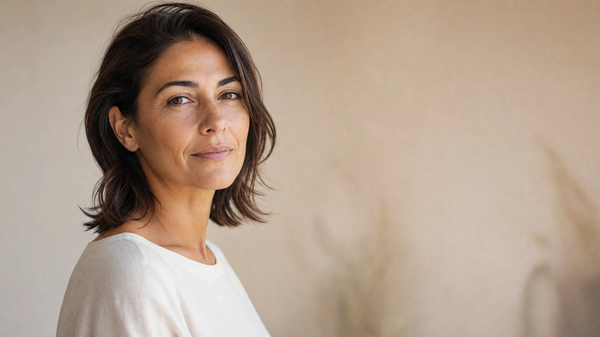 Mesotherapie Gesicht: ruhiges Porträt mit gepflegter Haut als Symbolbild für Hautqualität, Longevity Aesthetics MAP
